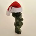 Handgeschnitzte Grinch-Figur aus Serpentin, Höhe ca. 8 cm, Detailreich mit Weihnachtsmütze