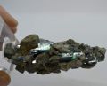 Edelstein Mineral Vivianite, Kristallcluster stehend auf Plexi-Scheibe, N5