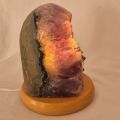 Amethystlampe, kleine Edelstein-Lampe, violette Kristall Stein Leuchte poliert mit Holz Sockel, N186