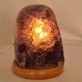 Amethystlampe, kleine Edelstein-Lampe, violette Kristall Stein Leuchte poliert mit Holz Sockel, N186
