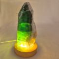 Fluorit grünes Standobjekt beleuchtet auf 10 cm/dm LED Sockel, Echter unbehandelter Rohstein, N105