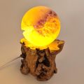 Amethyst Steinkugel, Edelsteikugel beleuchtet auf LED-warmlicht Holzstamm-Sockel, N383