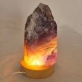 Amethyst Front poliertes Standobjekt beleuchtet auf 8cm/dm LED Sockel, Echter unbehandelter Rohstein, N790