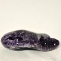 Amethyst liegende Geode, dunkle Kristallspitzen, Druse geschwungene, polierte Form, N1640