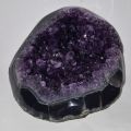 Amethyst liegende Geode, dunkel glkänzende Amethystspitzen, Druse geschwungene, polierte Form, N2280