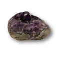 Amethyst liegendes Drusenstück, dunkel glänzende Amethystspitzen, geschwungene, polierte Form, N678