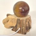 Fluorit gelbe Steinkugel, Kugel beleuchtet auf LED-kalticht Holzstamm-Sockel, echte Edelsteinkugel, N368