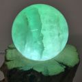 Fluorit-grün Edelstein Kugel auf LED-Holzstamm-Kaltlicht-Leuchtsockel, Edelsteinlampe, Dekoration N233