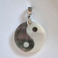 Perlmutt Yin Yang Anhänger mit silberfarbener Öse, Glücksbringer Schmuck, Kettenanhänger, Balance Symbol