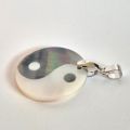 Perlmutt Yin Yang Anhänger mit silberfarbener Öse, Glücksbringer Schmuck, Kettenanhänger, Balance Symbol