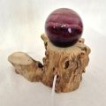 Violette Fluorit Edelstein Kugel mit LED-Holzsockel – beleuchtete Naturstein Dekoration – Unikat, N255