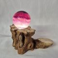 Violette Fluorit Edelstein Kugel mit LED-Holzsockel – beleuchtete Naturstein Dekoration – Unikat, N255