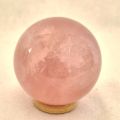 Rosenquarz-Kugel-Stein der Liebe & Harmonie (330 g, Ø 6 cm), Rose Quartz Sphere mit Holzring zum aufstellen, N338
