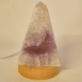 Achat Obelisk mit Amethyst Höhle & LED-Holzsockel – Handgeschliffene Edelstein Spitze, N440
