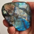 Labradorit stehender Edelstein blau-bunt schimmernd, Dekostein-Standobjekt, N204