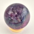 Edelstein-Kugel Regenbogen-Fluorit, Steinkugel mit Aufstellring aus Holz, Dekokugel, Meditation, N215