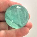Steinkugel grüner Fluorit, Edelstein-Kugel mit Aufstellring aus Holz, polierte Fluoritkugel
