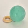 Steinkugel grüner Fluorit, Edelstein-Kugel mit Aufstellring aus Holz, polierte Fluoritkugel