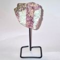 Rubellit-Rohstein auf schwarzem Metallständer – Natur rosa Turmalin in Quarz aus Brasilien – Mineralien Dekoration Sammlerstück N110