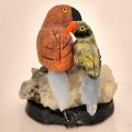 Edelsteintier Vogel-Paar Papagei sitzend auf Naturstein-Base, P4