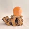 LED-Holzstamm mit Selenit Kugel – natürliche Edelstein-Dekoration mit Warmlicht, N1
