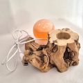 LED-Holzstamm mit Selenit Kugel – natürliche Edelstein-Dekoration mit Warmlicht, N1
