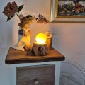 LED-Holzstamm mit Selenit Kugel – natürliche Edelstein-Dekoration mit Warmlicht, N1
