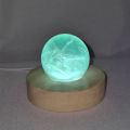 Fluorit grün - Steinkugel, Kugel beleuchtet auf LED-kaltlicht Holzsockel mit USB-Stecker, echte Edelsteinkugel