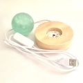 Fluorit grün - Steinkugel, Kugel beleuchtet auf LED-kaltlicht Holzsockel mit USB-Stecker, echte Edelsteinkugel