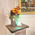 Fluorit grün - Steinkugel, Kugel beleuchtet auf LED-kaltlicht Holzsockel mit USB-Stecker, echte Edelsteinkugel