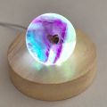 Regenbogen-Fluorit Steinkugel, Kugel beleuchtet auf LED-kaltlicht Holzsockel mit USB-Stecker, echte Edelsteinkugel, N135