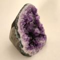 Amethyst Dekostein, stehende kleine Geode, Edelstein-Rohstein, dunkle Amethyst Kristalle N524