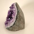Amethyst Dekostein, stehende kleine Geode, Edelstein-Rohstein, dunkle Amethyst Kristalle N524