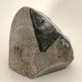 Amethyst Dekostein, stehende kleine Geode, Edelstein-Rohstein, dunkle Amethyst Kristalle N524