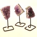 Echtes Amethyst Drusenstück auf schwarzem Metallständer – Dekoration & Geschenk, (N-135-150)