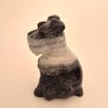 Steinfigur Hund – Sitzender Schnauzer als dekorative Edelsteinfigur