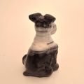 Steinfigur Hund – Sitzender Schnauzer als dekorative Edelsteinfigur