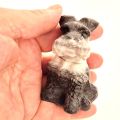 Steinfigur Hund – Sitzender Schnauzer als dekorative Edelsteinfigur