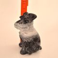 Steinfigur Hund – Sitzender Schnauzer als dekorative Edelsteinfigur