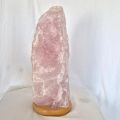 XXL Rosenquarz Lampe, Große Edelsteinlampe aus Naturstein mit Holzsockel und LED, ca. 9-10 kg