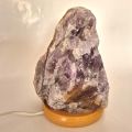 Amethyst Steinlampe, Front poliert, heller Holzsockel, Edelstein-Lampe N310
