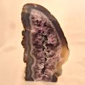 Achat-Geode mit violettem Amethyst-Kristallzentrum, stehende, Front polierte Achatgeode, N129
