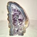 Achat-Geode mit violettem Amethyst-Kristallzentrum, stehende, Front polierte Achatgeode, N129