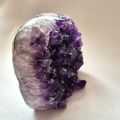 Amethyst stehende kleine Geode, Edelstein-Rohstein, Dekostein mit dunklen Amethyst Kristallen, N274