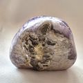 Amethyst stehende kleine Geode, Edelstein-Rohstein, Dekostein mit dunklen Amethyst Kristallen, N274