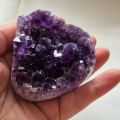 Amethyst stehende kleine Geode, Edelstein-Rohstein, Dekostein mit dunklen Amethyst Kristallen, N274