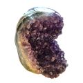 Amethyst Standobjekt, Edelstein Druse stehend, kleine, dunkle Kristallspitzen funkeln im Licht, N572