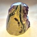 Amethyst Standobjekt, Edelstein Druse stehend, kleine, dunkle Kristallspitzen funkeln im Licht, N572