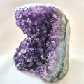 Amethyst Standobjekt, Edelstein Druse stehend, kleine, dunkle Kristallspitzen funkeln im Licht, N572