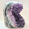 Amethyst Standobjekt, Edelstein Druse stehend, kleine, dunkle Kristallspitzen funkeln im Licht, N572